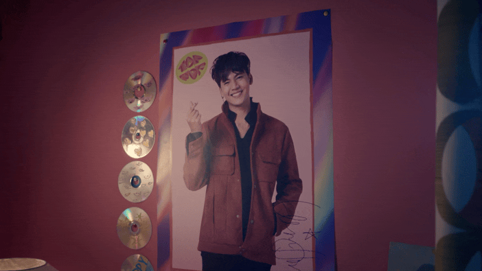 Will Hooper EE Phonesmart Licence ezgif com crop